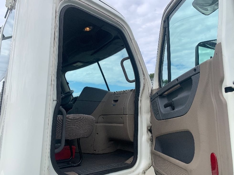 2017 Freightliner Cascadia 125" Sleeper Cab photo 12