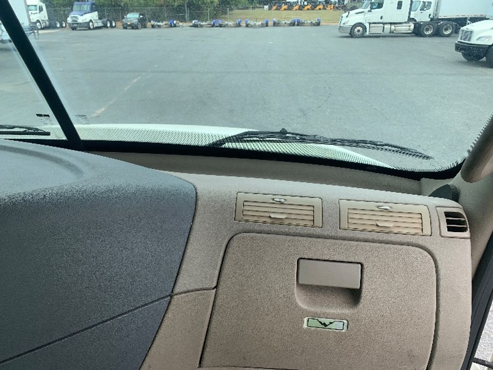 2017 Freightliner Cascadia 125" Sleeper Cab photo 13