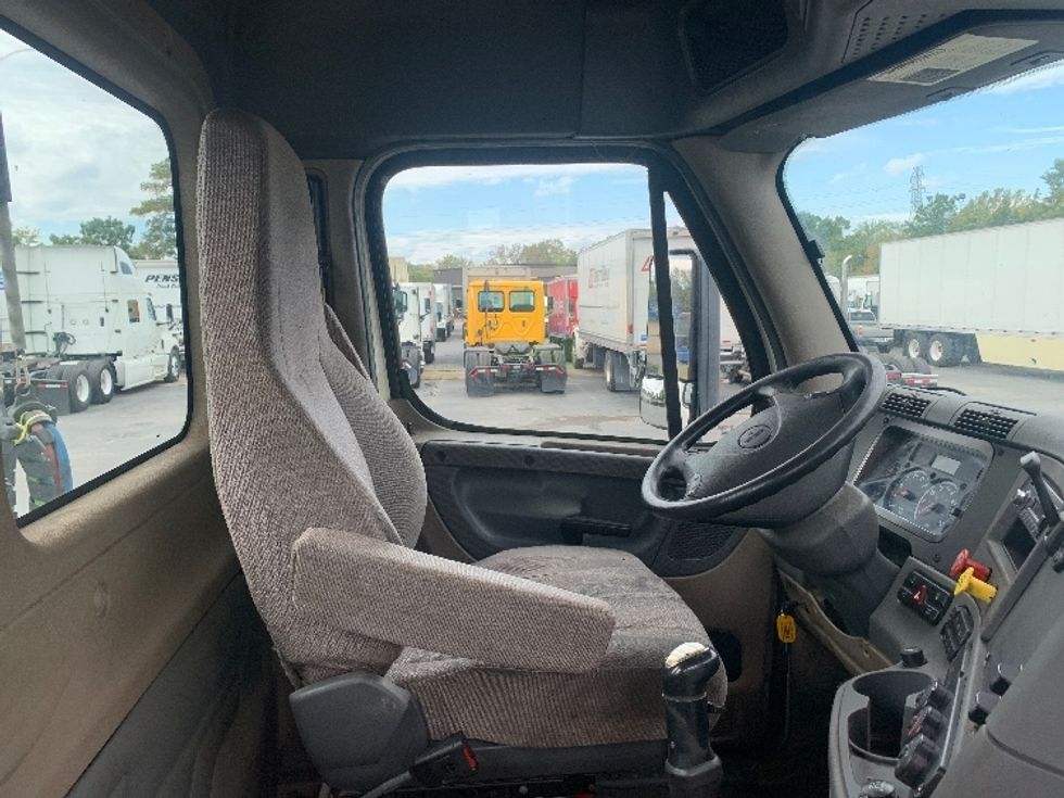 2017 Freightliner Cascadia 125" Sleeper Cab photo 14