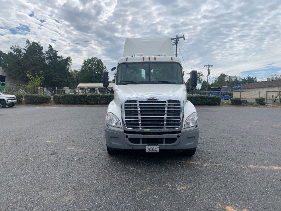 2017 Freightliner Cascadia 125" Sleeper Cab photo 2