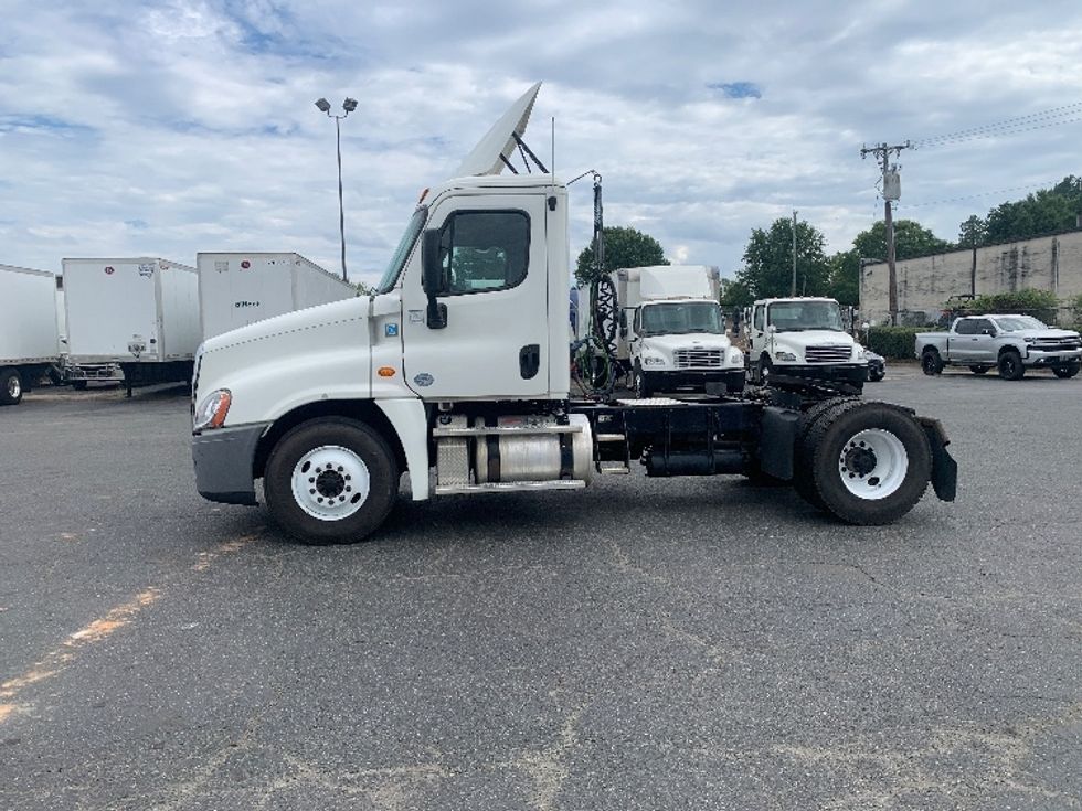 2017 Freightliner Cascadia 125" Sleeper Cab photo 4