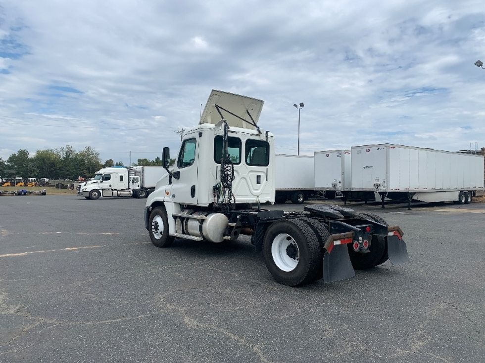 2017 Freightliner Cascadia 125" Sleeper Cab photo 5