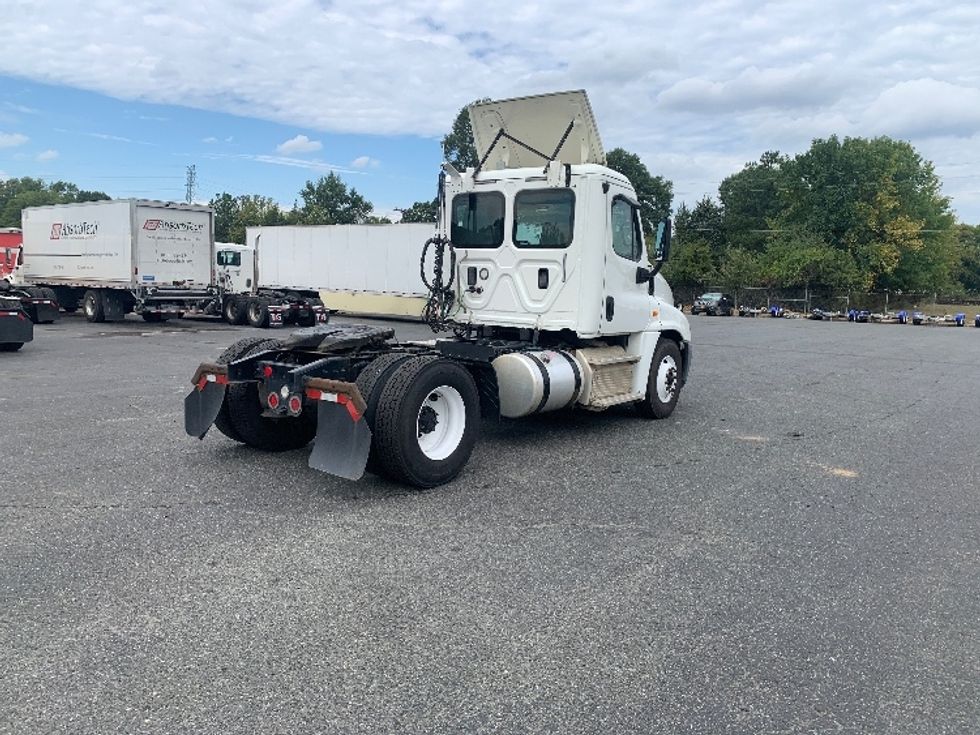 2017 Freightliner Cascadia 125" Sleeper Cab photo 7