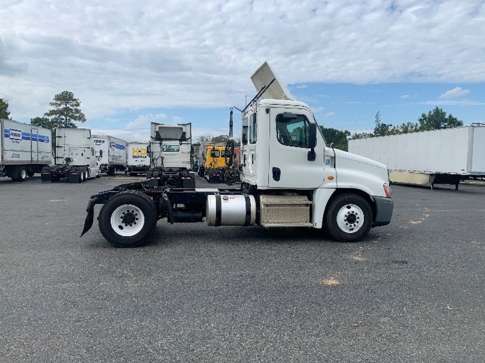 2017 Freightliner Cascadia 125" Sleeper Cab photo 8