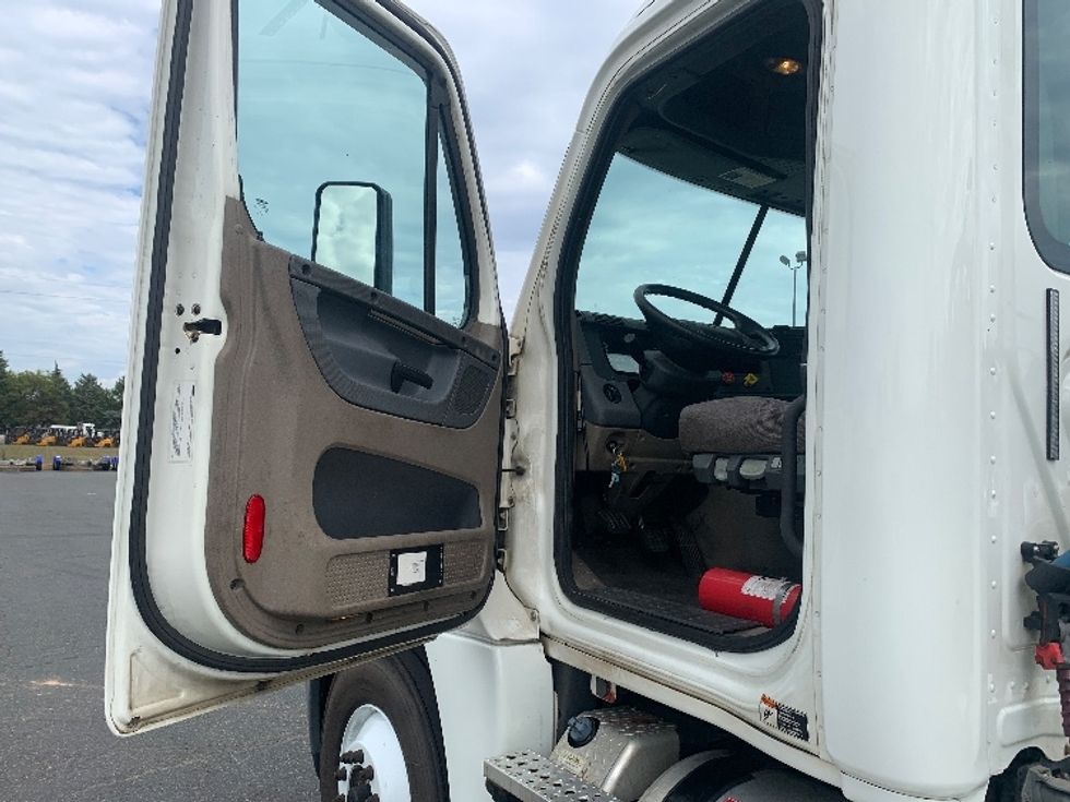 2017 Freightliner Cascadia 125" Sleeper Cab photo 9