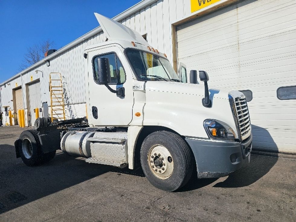 Day Cab Tractor-Heavy Duty Tractors-Freightliner-2017-Cascadia 12542ST-Fitchburg-MA-292,876\n\t\tmiles-$ 30,500 - Image 1