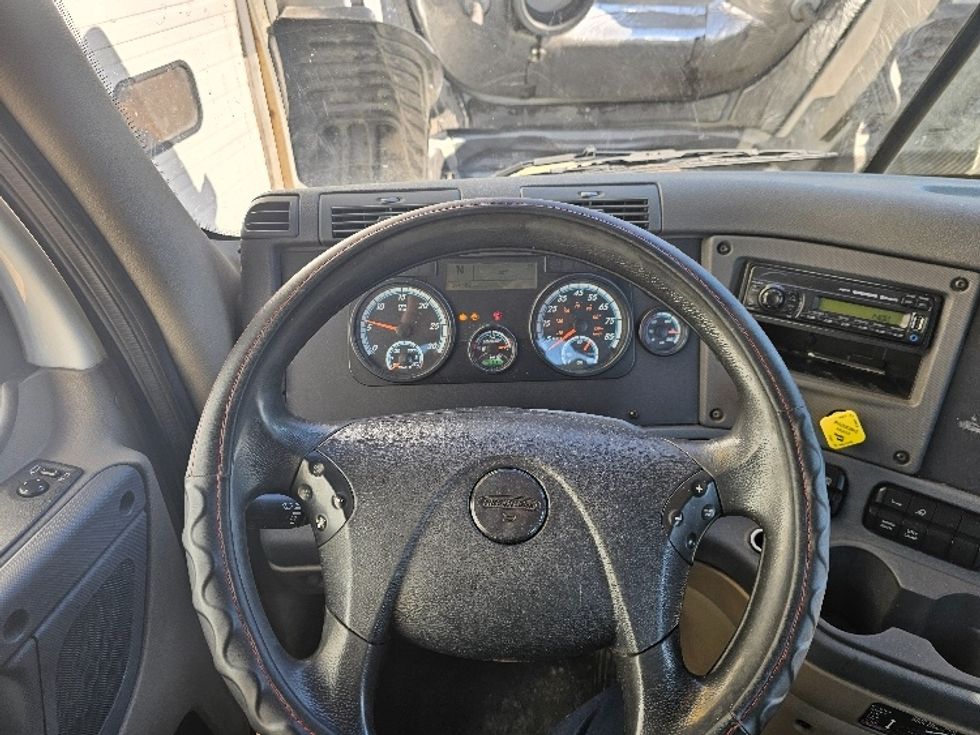 Day Cab Tractor-Heavy Duty Tractors-Freightliner-2017-Cascadia 12542ST-Fitchburg-MA-292,876\n\t\tmiles-$ 30,500 - Image 11