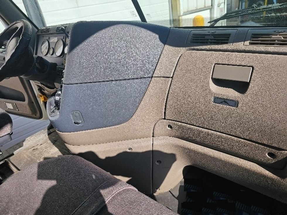 Day Cab Tractor-Heavy Duty Tractors-Freightliner-2017-Cascadia 12542ST-Fitchburg-MA-292,876\n\t\tmiles-$ 30,500 - Image 13