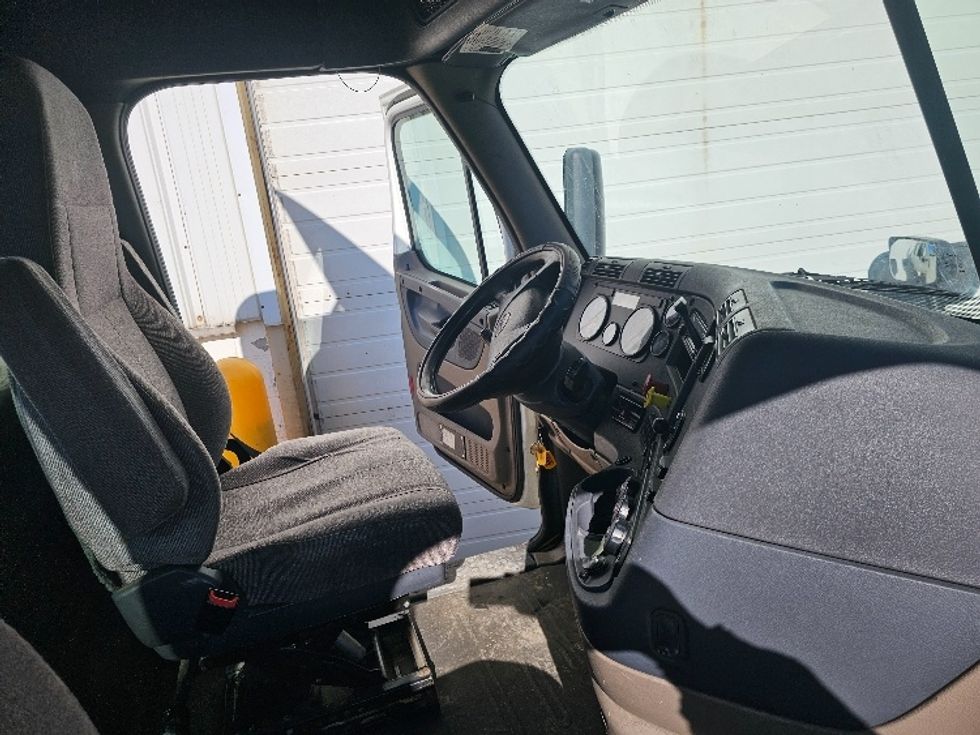 Day Cab Tractor-Heavy Duty Tractors-Freightliner-2017-Cascadia 12542ST-Fitchburg-MA-292,876\n\t\tmiles-$ 30,500 - Image 14