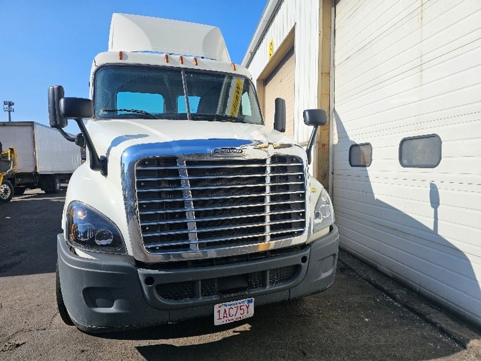 Day Cab Tractor-Heavy Duty Tractors-Freightliner-2017-Cascadia 12542ST-Fitchburg-MA-292,876\n\t\tmiles-$ 30,500 - Image 2