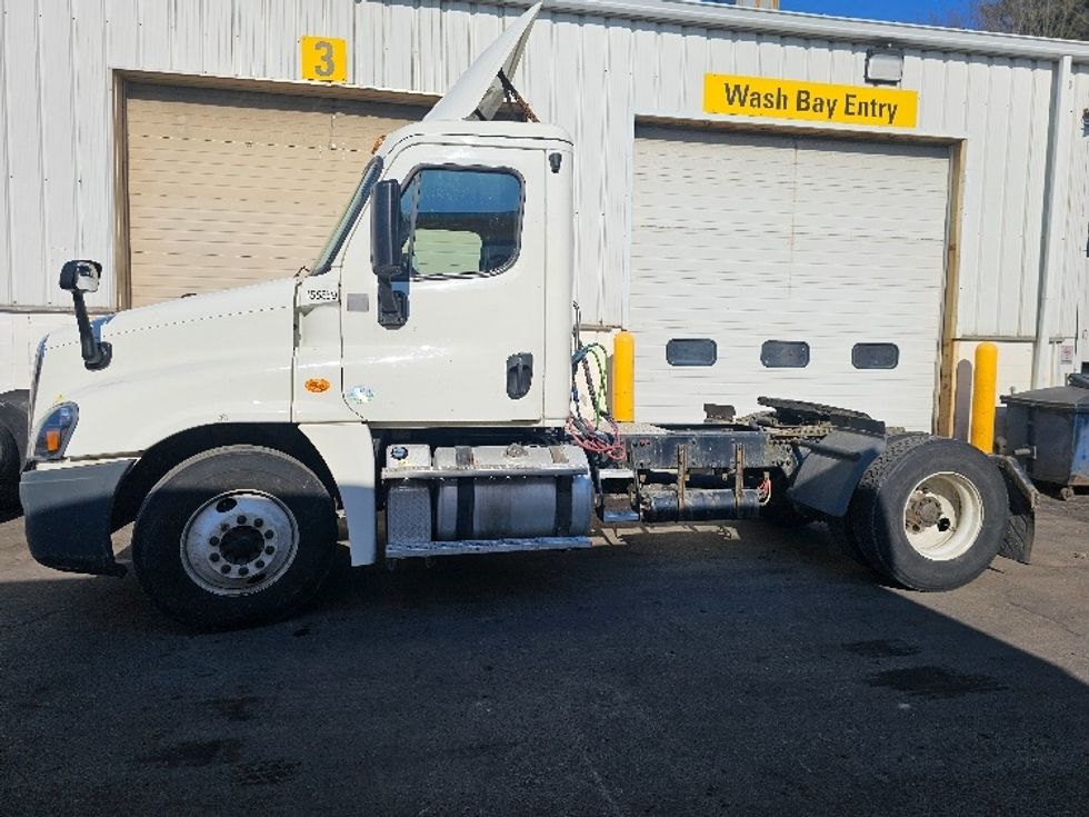 Day Cab Tractor-Heavy Duty Tractors-Freightliner-2017-Cascadia 12542ST-Fitchburg-MA-292,876\n\t\tmiles-$ 30,500 - Image 4