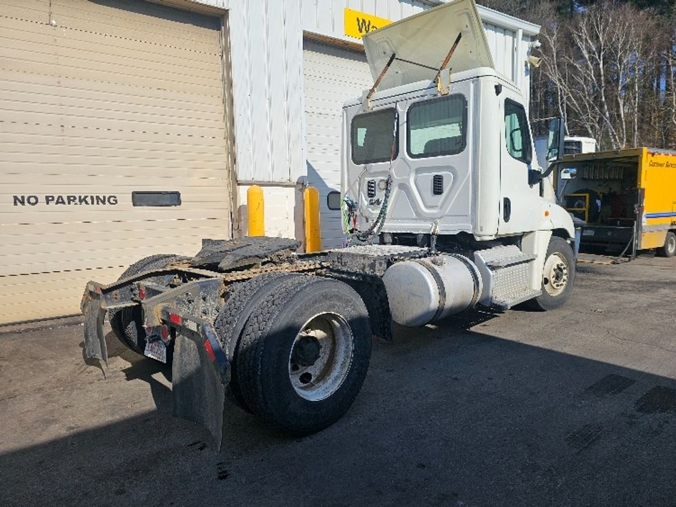 Day Cab Tractor-Heavy Duty Tractors-Freightliner-2017-Cascadia 12542ST-Fitchburg-MA-292,876\n\t\tmiles-$ 30,500 - Image 7