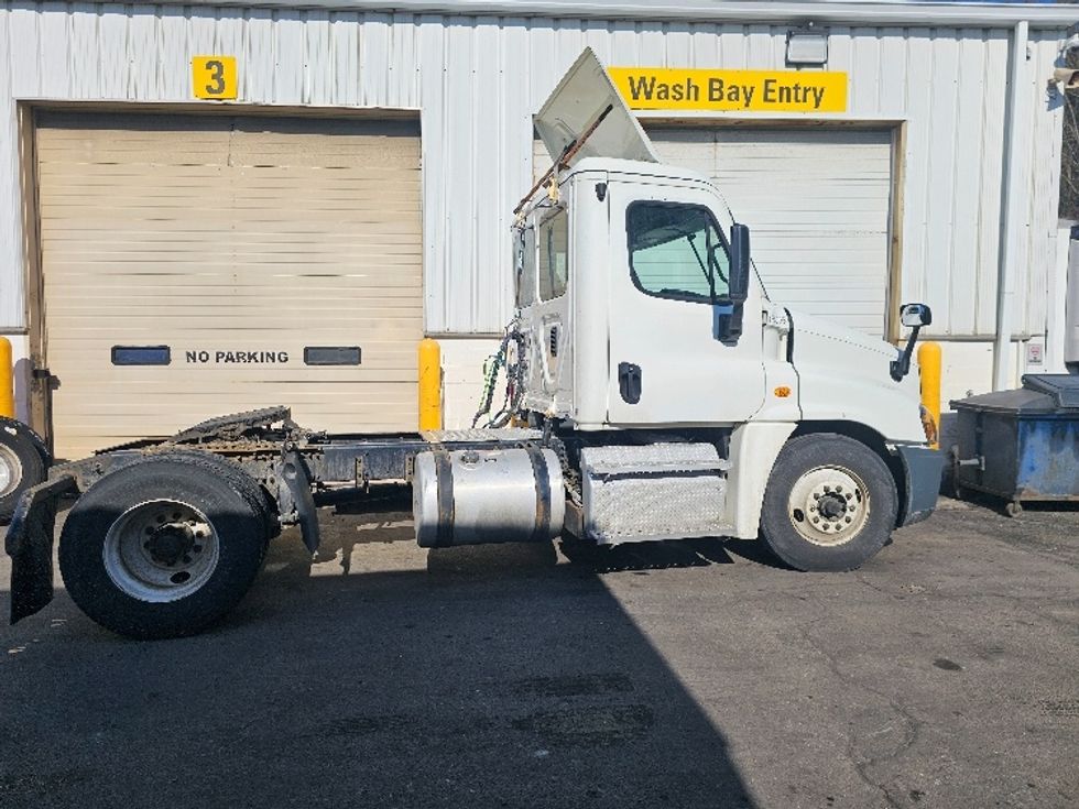 Day Cab Tractor-Heavy Duty Tractors-Freightliner-2017-Cascadia 12542ST-Fitchburg-MA-292,876\n\t\tmiles-$ 30,500 - Image 8