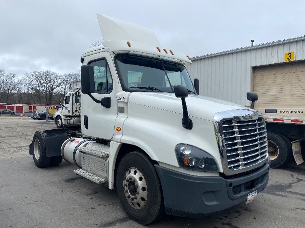 Day Cab Tractor-Heavy Duty Tractors-Freightliner-2017-Cascadia 12542ST-Fitchburg-MA-293,971\n\t\tmiles-$ 31,500 - Image 1