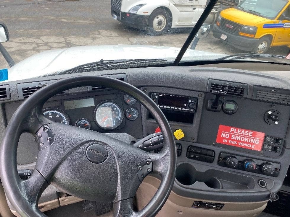 Day Cab Tractor-Heavy Duty Tractors-Freightliner-2017-Cascadia 12542ST-Fitchburg-MA-293,971\n\t\tmiles-$ 31,500 - Image 10