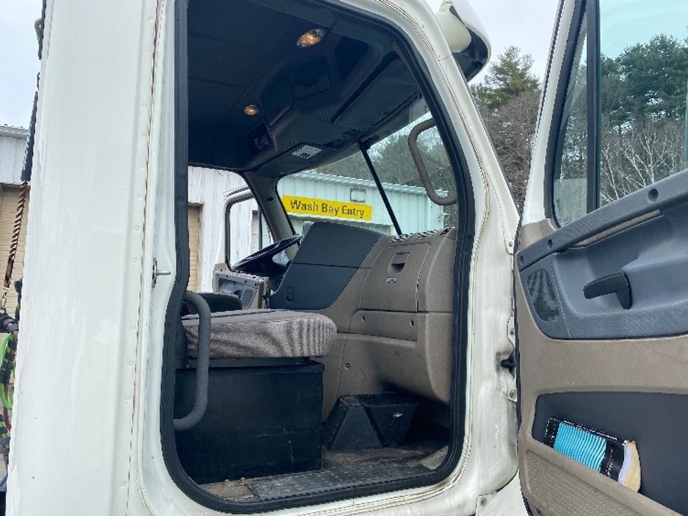 Day Cab Tractor-Heavy Duty Tractors-Freightliner-2017-Cascadia 12542ST-Fitchburg-MA-293,971\n\t\tmiles-$ 31,500 - Image 11