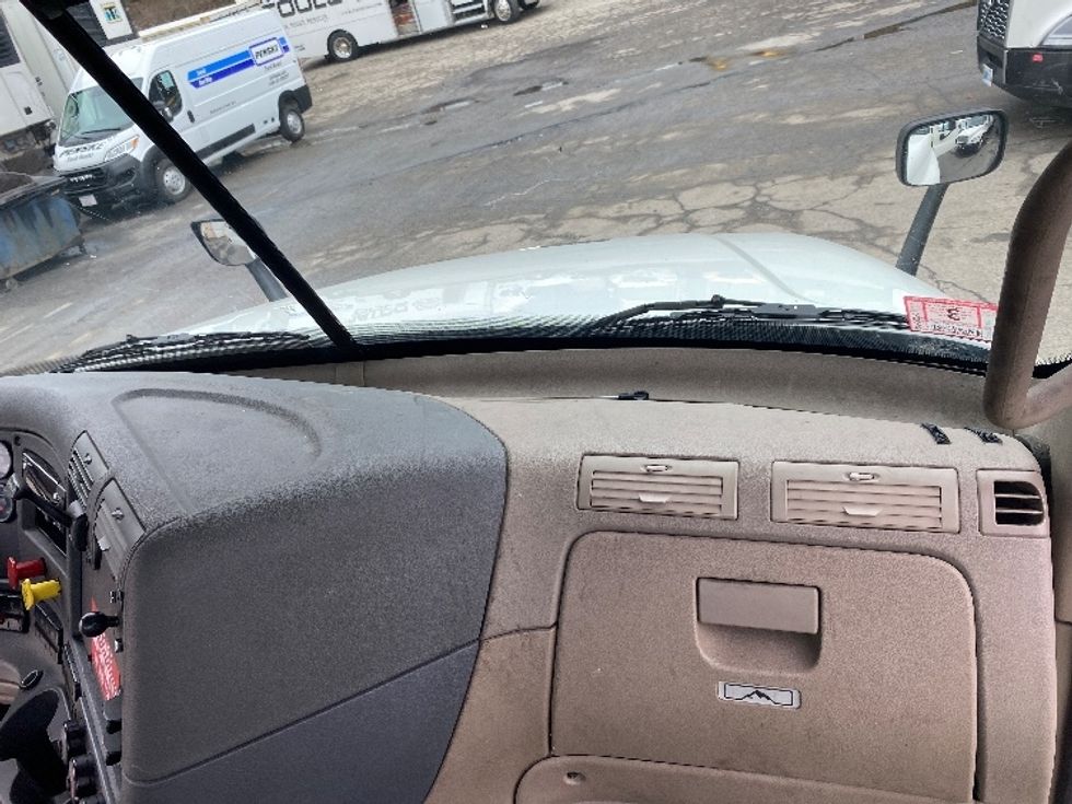 Day Cab Tractor-Heavy Duty Tractors-Freightliner-2017-Cascadia 12542ST-Fitchburg-MA-293,971\n\t\tmiles-$ 31,500 - Image 12