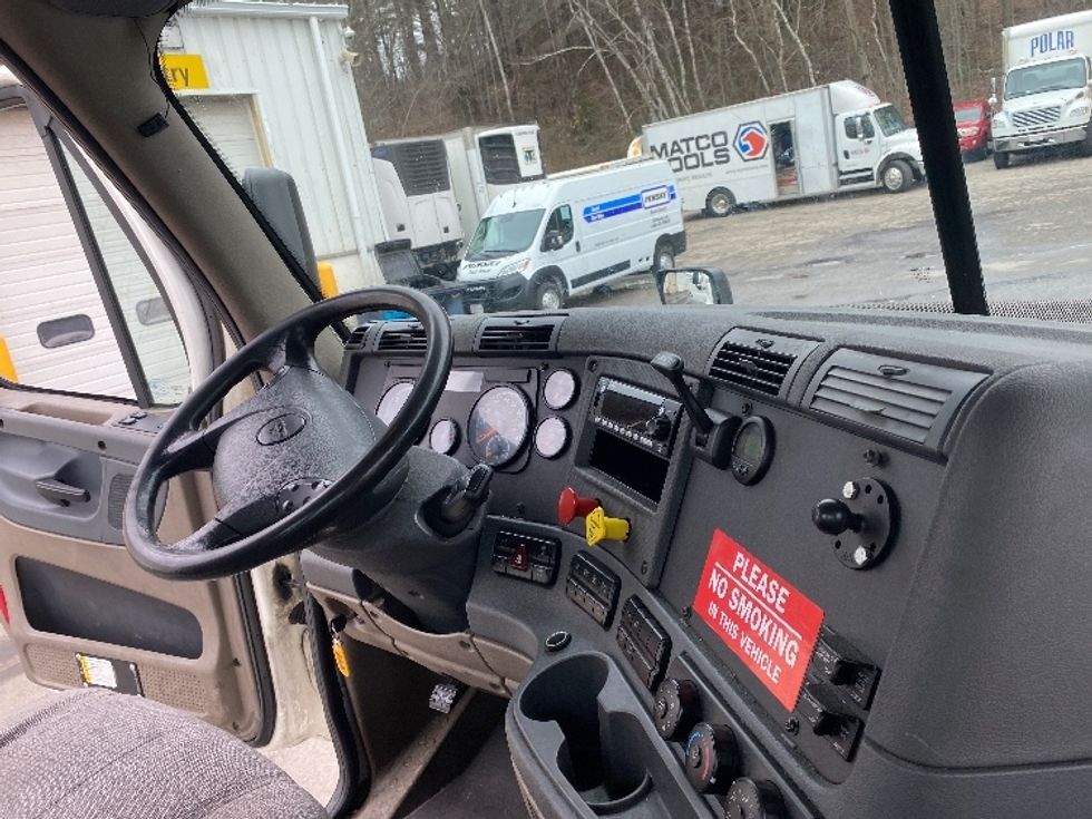 Day Cab Tractor-Heavy Duty Tractors-Freightliner-2017-Cascadia 12542ST-Fitchburg-MA-293,971\n\t\tmiles-$ 31,500 - Image 13