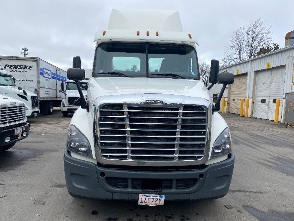 Day Cab Tractor-Heavy Duty Tractors-Freightliner-2017-Cascadia 12542ST-Fitchburg-MA-293,971\n\t\tmiles-$ 31,500 - Image 2