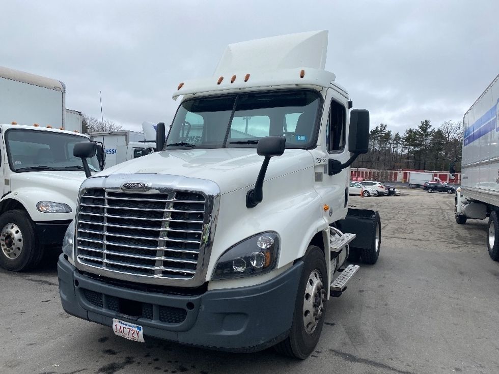 Day Cab Tractor-Heavy Duty Tractors-Freightliner-2017-Cascadia 12542ST-Fitchburg-MA-293,971\n\t\tmiles-$ 31,500 - Image 3