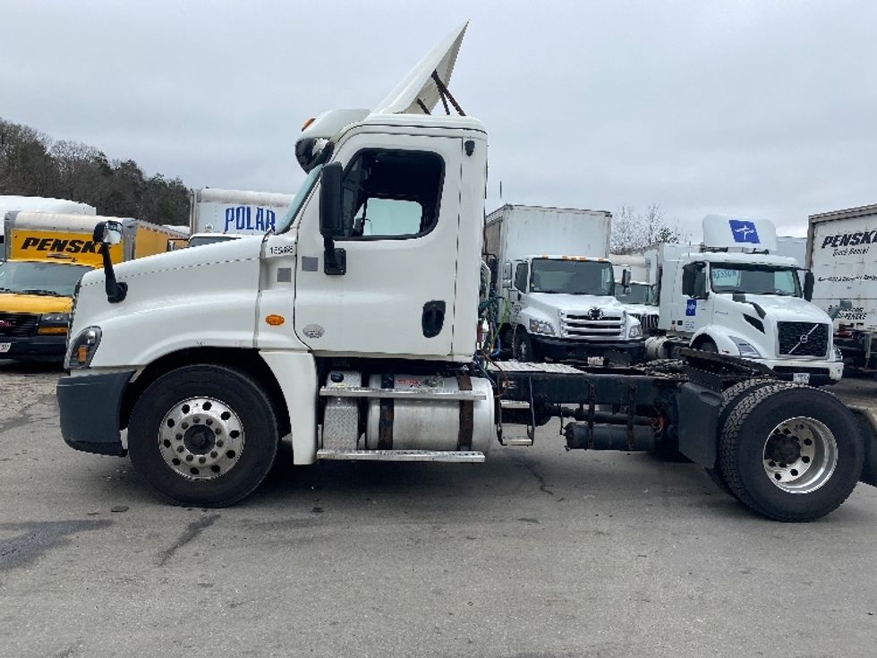 Day Cab Tractor-Heavy Duty Tractors-Freightliner-2017-Cascadia 12542ST-Fitchburg-MA-293,971\n\t\tmiles-$ 31,500 - Image 4