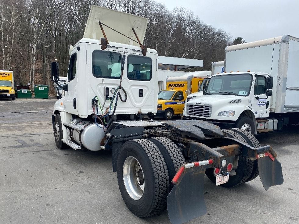Day Cab Tractor-Heavy Duty Tractors-Freightliner-2017-Cascadia 12542ST-Fitchburg-MA-293,971\n\t\tmiles-$ 31,500 - Image 5
