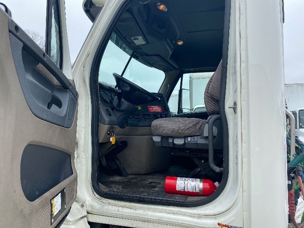 Day Cab Tractor-Heavy Duty Tractors-Freightliner-2017-Cascadia 12542ST-Fitchburg-MA-293,971\n\t\tmiles-$ 31,500 - Image 8