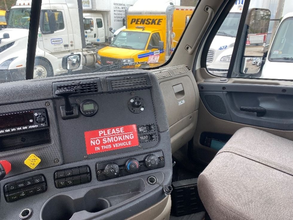 Day Cab Tractor-Heavy Duty Tractors-Freightliner-2017-Cascadia 12542ST-Fitchburg-MA-293,971\n\t\tmiles-$ 31,500 - Image 9