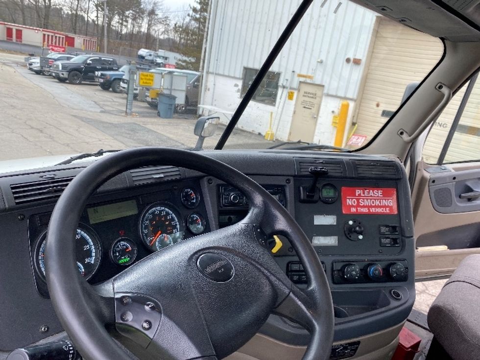 Day Cab Tractor-Heavy Duty Tractors-Freightliner-2017-Cascadia 12542ST-Fitchburg-MA-300,028\n\t\tmiles-$ 31,500 - Image 10