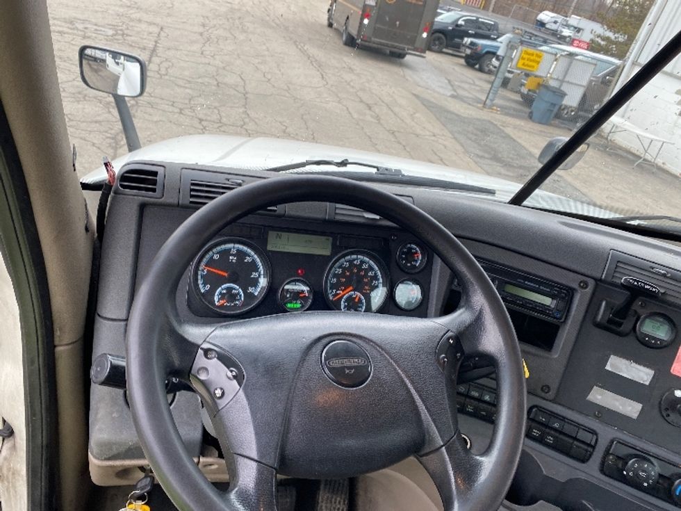 Day Cab Tractor-Heavy Duty Tractors-Freightliner-2017-Cascadia 12542ST-Fitchburg-MA-300,028\n\t\tmiles-$ 31,500 - Image 11