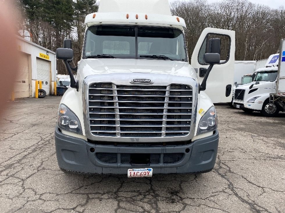 Day Cab Tractor-Heavy Duty Tractors-Freightliner-2017-Cascadia 12542ST-Fitchburg-MA-300,028\n\t\tmiles-$ 31,500 - Image 2