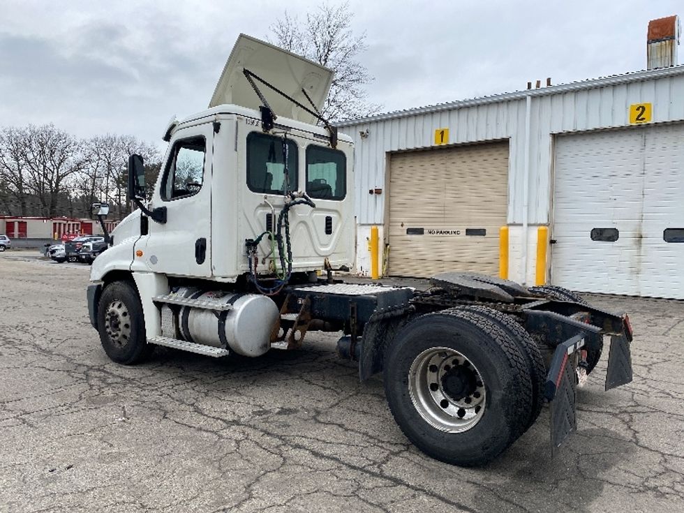Day Cab Tractor-Heavy Duty Tractors-Freightliner-2017-Cascadia 12542ST-Fitchburg-MA-300,028\n\t\tmiles-$ 31,500 - Image 5