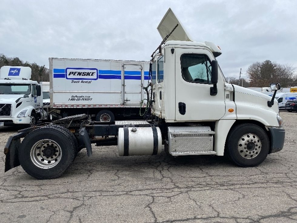 Day Cab Tractor-Heavy Duty Tractors-Freightliner-2017-Cascadia 12542ST-Fitchburg-MA-300,028\n\t\tmiles-$ 31,500 - Image 8