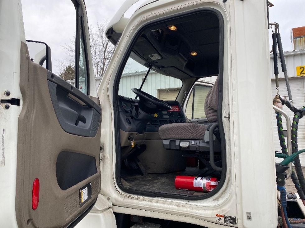 Day Cab Tractor-Heavy Duty Tractors-Freightliner-2017-Cascadia 12542ST-Fitchburg-MA-300,028\n\t\tmiles-$ 31,500 - Image 9