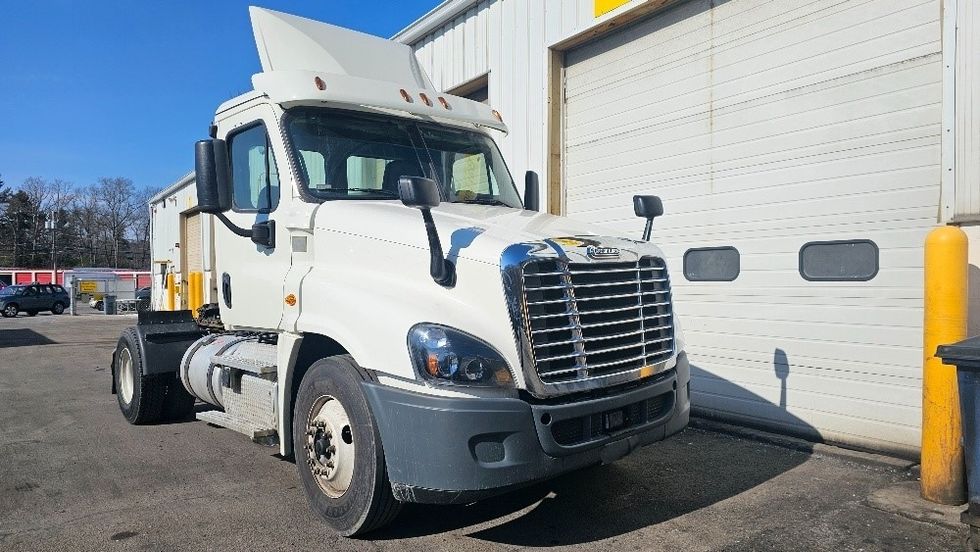 Day Cab Tractor-Heavy Duty Tractors-Freightliner-2017-Cascadia 12542ST-Fitchburg-MA-363,317\n\t\tmiles-$ 30,000 - Image 1