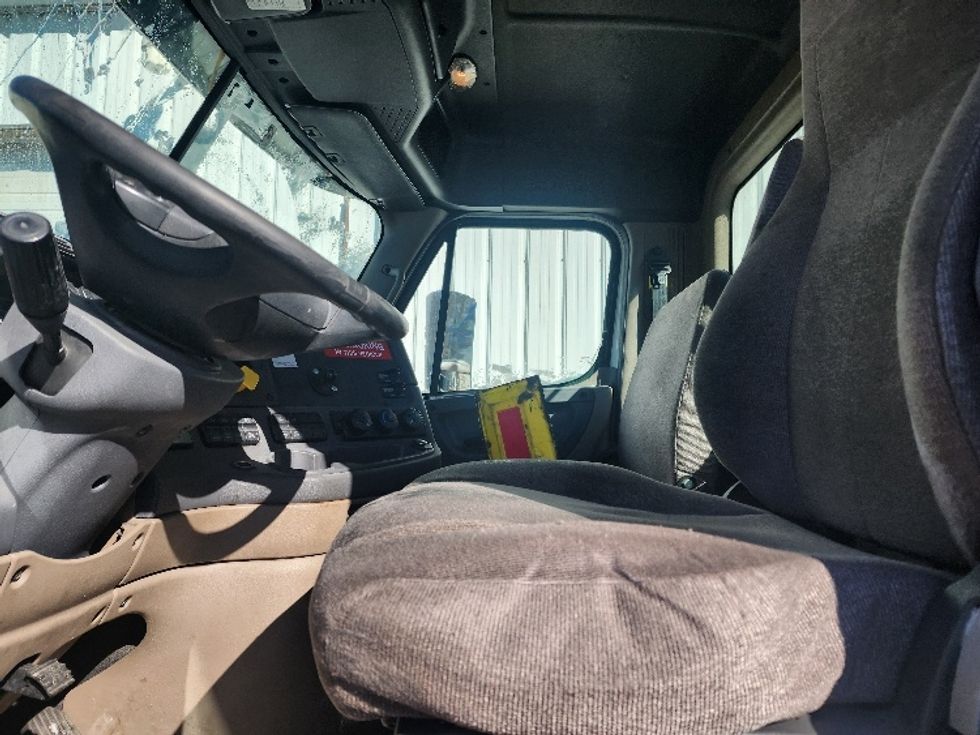 Day Cab Tractor-Heavy Duty Tractors-Freightliner-2017-Cascadia 12542ST-Fitchburg-MA-363,317\n\t\tmiles-$ 30,000 - Image 10