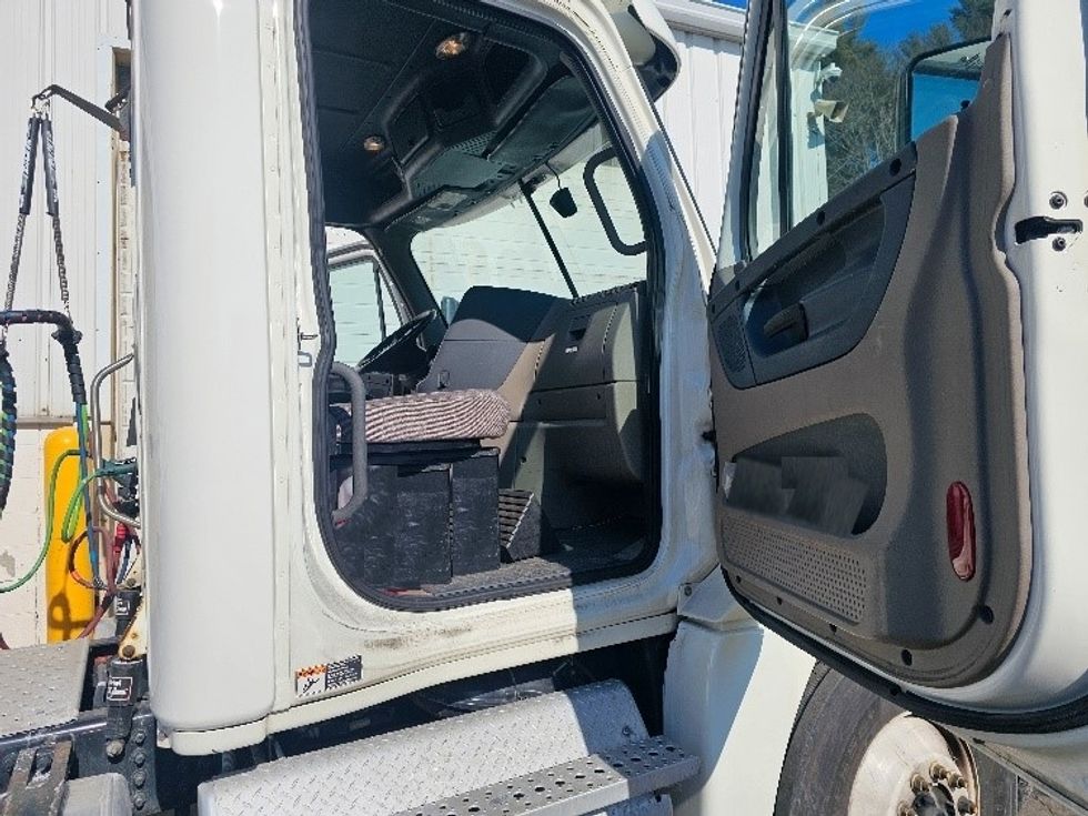 Day Cab Tractor-Heavy Duty Tractors-Freightliner-2017-Cascadia 12542ST-Fitchburg-MA-363,317\n\t\tmiles-$ 30,000 - Image 12