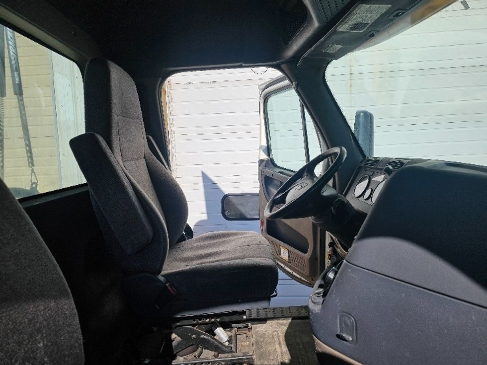 Day Cab Tractor-Heavy Duty Tractors-Freightliner-2017-Cascadia 12542ST-Fitchburg-MA-363,317\n\t\tmiles-$ 30,000 - Image 14