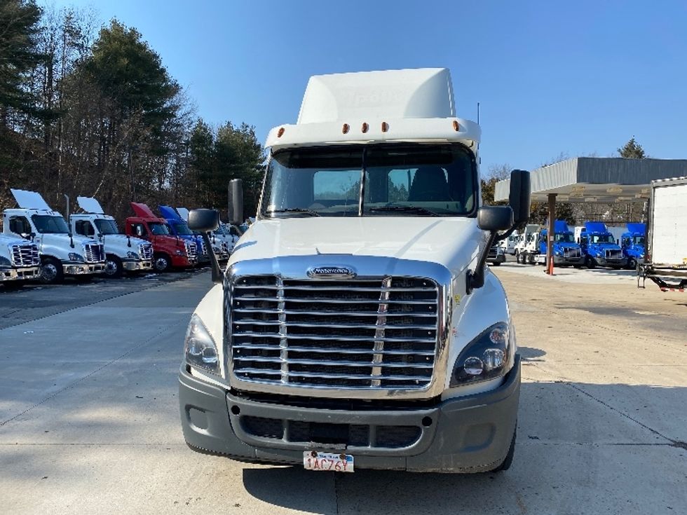 Day Cab Tractor-Heavy Duty Tractors-Freightliner-2017-Cascadia 12542ST-Fitchburg-MA-363,317\n\t\tmiles-$ 30,000 - Image 2