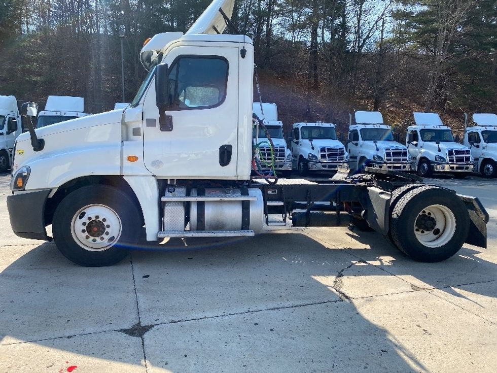 Day Cab Tractor-Heavy Duty Tractors-Freightliner-2017-Cascadia 12542ST-Fitchburg-MA-363,317\n\t\tmiles-$ 30,000 - Image 4