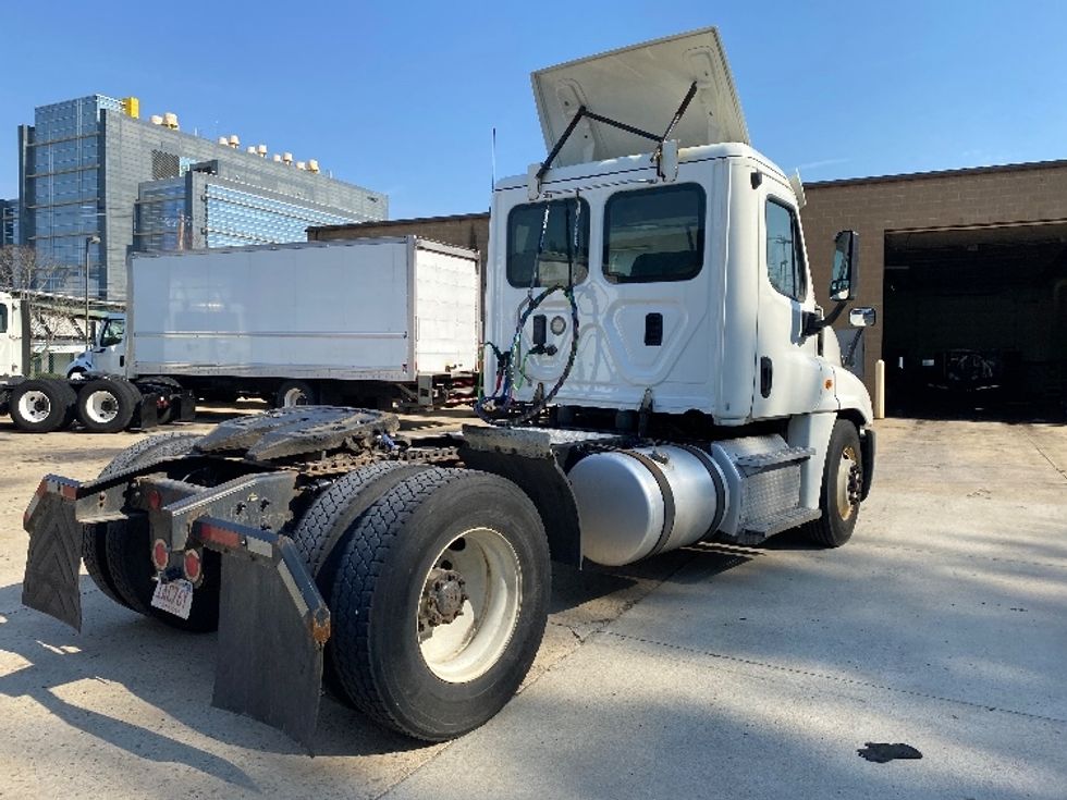Day Cab Tractor-Heavy Duty Tractors-Freightliner-2017-Cascadia 12542ST-Fitchburg-MA-363,317\n\t\tmiles-$ 30,000 - Image 7