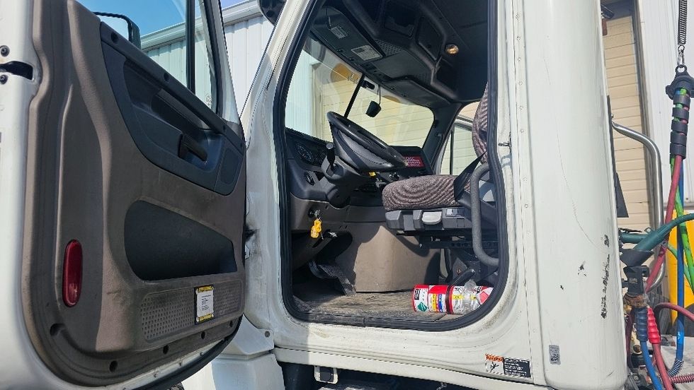 Day Cab Tractor-Heavy Duty Tractors-Freightliner-2017-Cascadia 12542ST-Fitchburg-MA-363,317\n\t\tmiles-$ 30,000 - Image 9