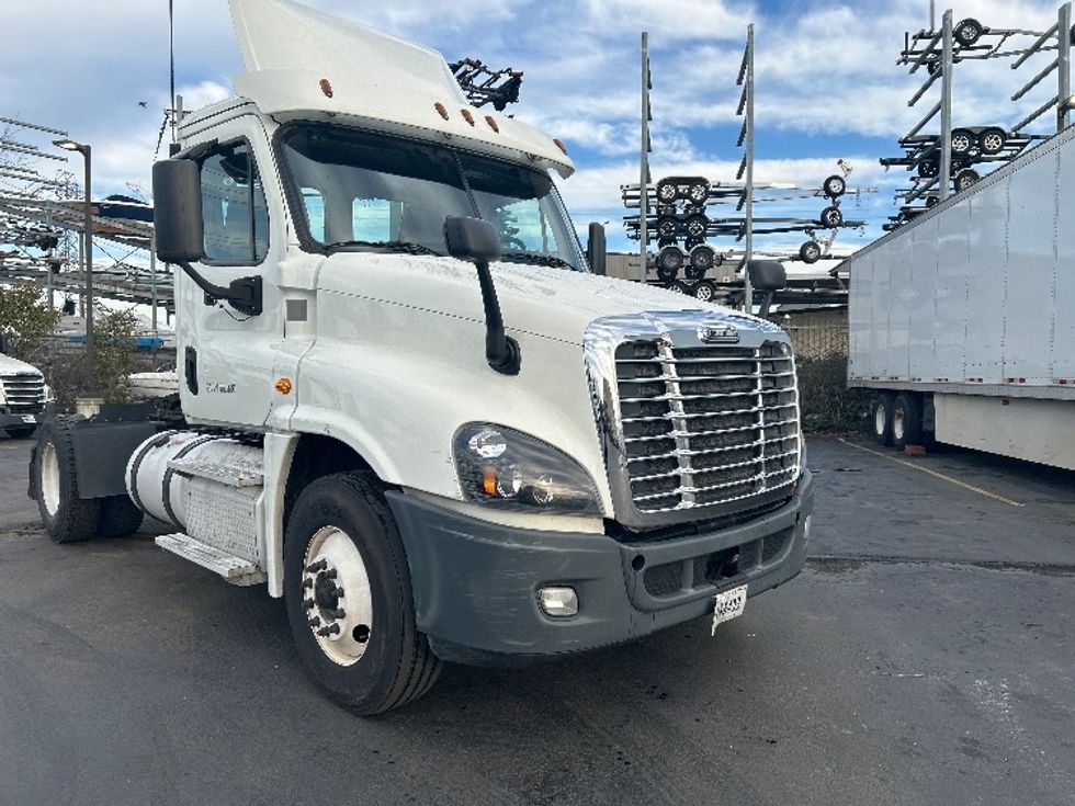 Day Cab Tractor-Heavy Duty Tractors-Freightliner-2017-Cascadia 12542ST-Kent-WA-584,139\n\t\tmiles-$ 19,000 - Image 1