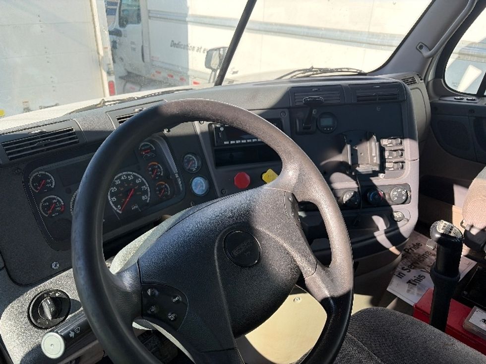 Day Cab Tractor-Heavy Duty Tractors-Freightliner-2017-Cascadia 12542ST-Kent-WA-584,139\n\t\tmiles-$ 19,000 - Image 10