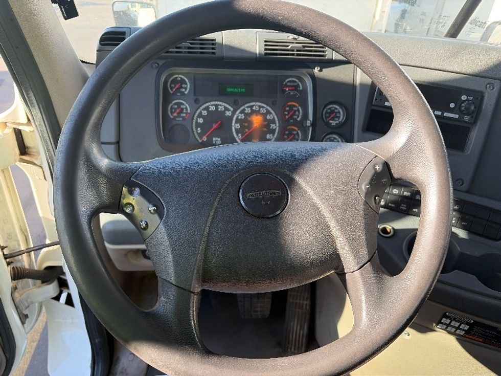 Day Cab Tractor-Heavy Duty Tractors-Freightliner-2017-Cascadia 12542ST-Kent-WA-584,139\n\t\tmiles-$ 19,000 - Image 11