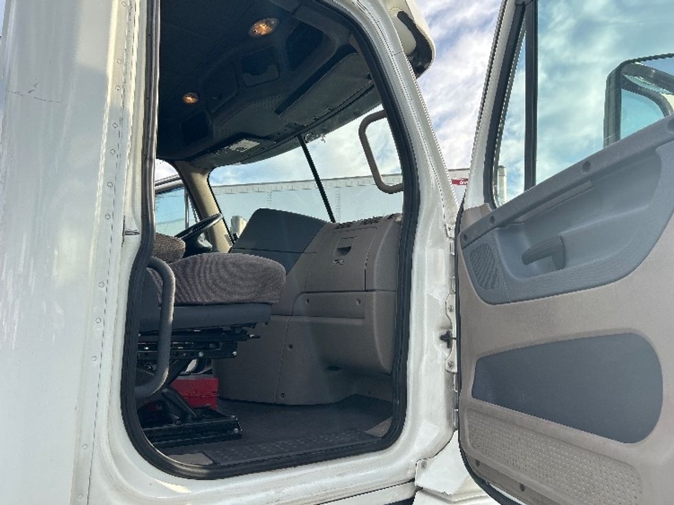 Day Cab Tractor-Heavy Duty Tractors-Freightliner-2017-Cascadia 12542ST-Kent-WA-584,139\n\t\tmiles-$ 19,000 - Image 12