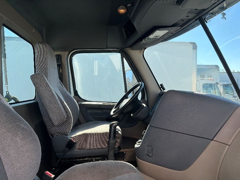 Day Cab Tractor-Heavy Duty Tractors-Freightliner-2017-Cascadia 12542ST-Kent-WA-584,139\n\t\tmiles-$ 19,000 - Image 14