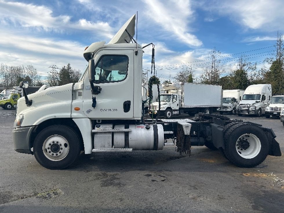 Day Cab Tractor-Heavy Duty Tractors-Freightliner-2017-Cascadia 12542ST-Kent-WA-584,139\n\t\tmiles-$ 19,000 - Image 4