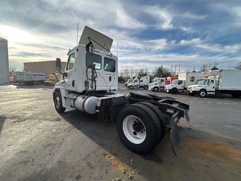 Day Cab Tractor-Heavy Duty Tractors-Freightliner-2017-Cascadia 12542ST-Kent-WA-584,139\n\t\tmiles-$ 19,000 - Image 5