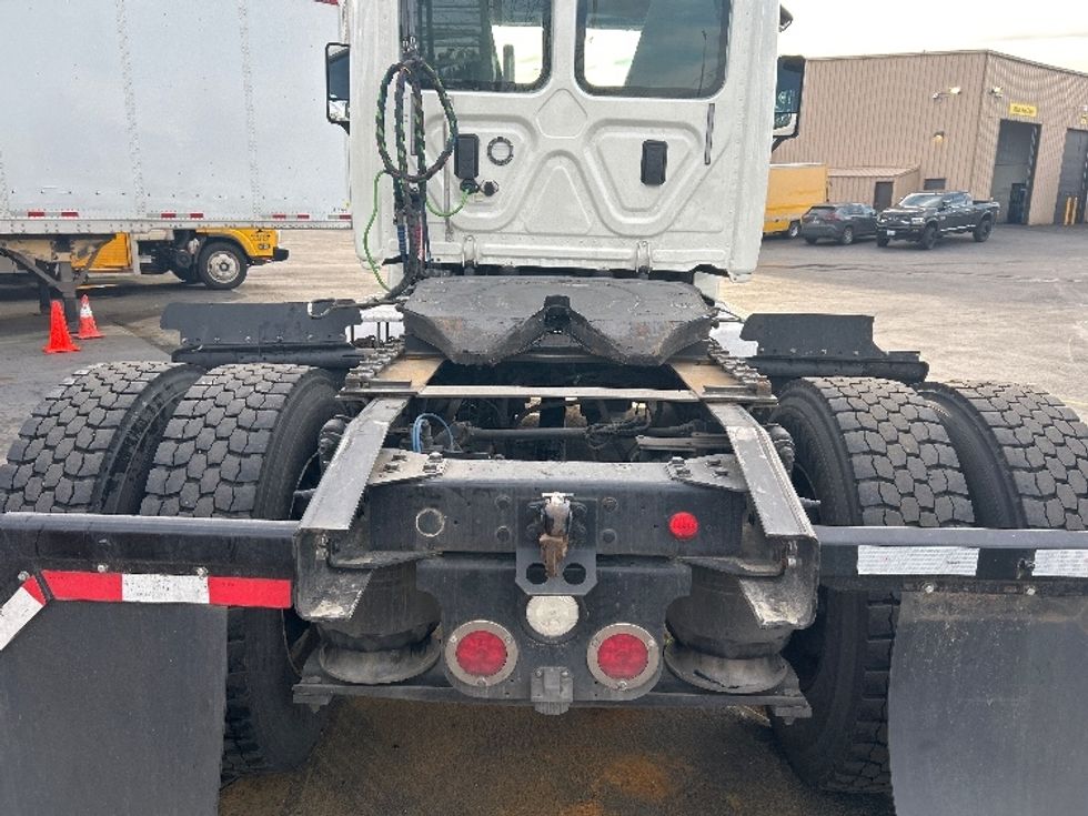 Day Cab Tractor-Heavy Duty Tractors-Freightliner-2017-Cascadia 12542ST-Kent-WA-584,139\n\t\tmiles-$ 19,000 - Image 6